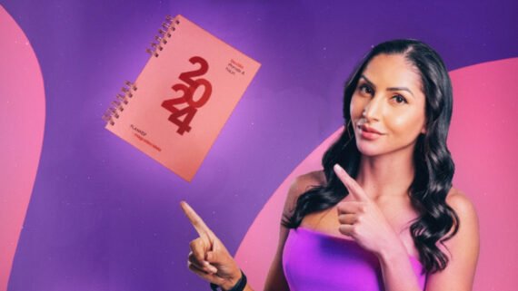 Uma mulher aponta para o Calendário Magra Decidida 2024 ao seu lado, com um fundo vibrante rosa e roxo.